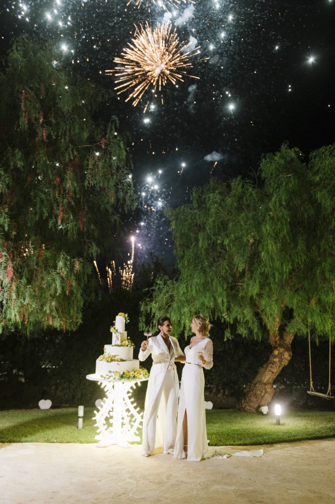 taglio della torta con fuochi d'artificio