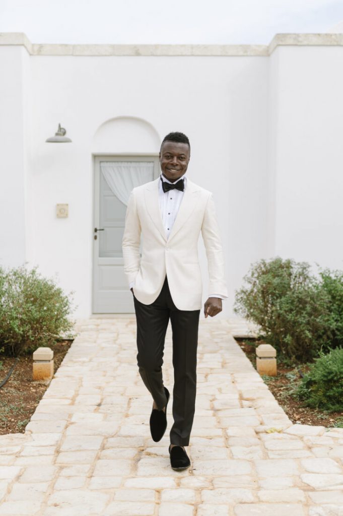 groom in white suite