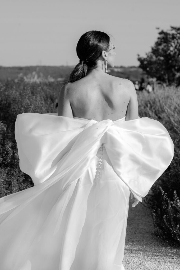 abito con fiocco in bianco e nero