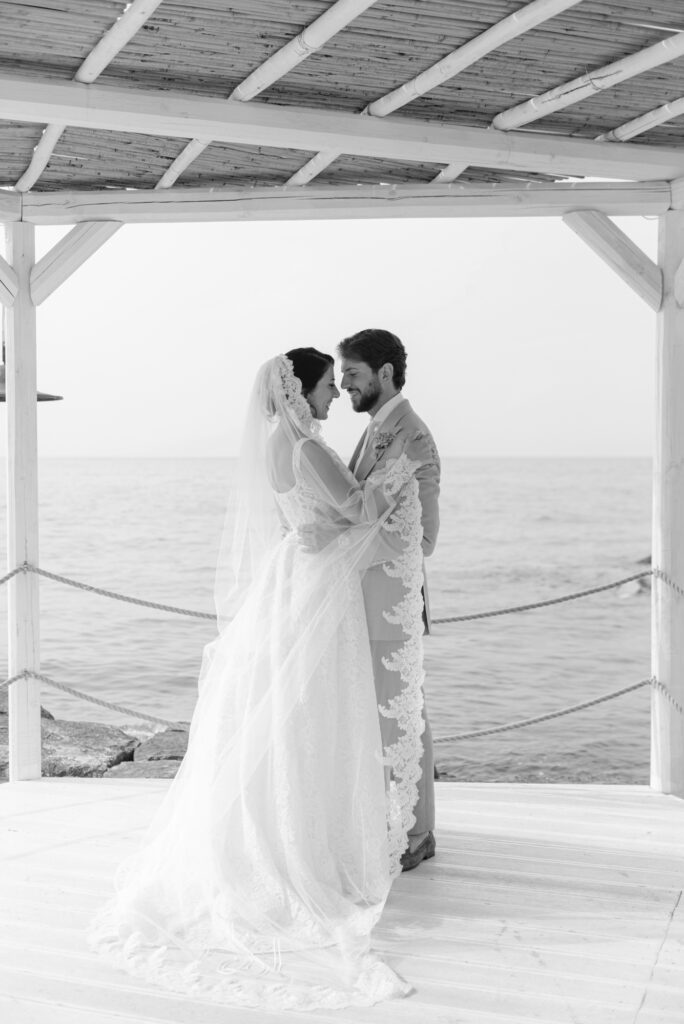 sposo e sposa sfondo mare, vista da La Peschiera