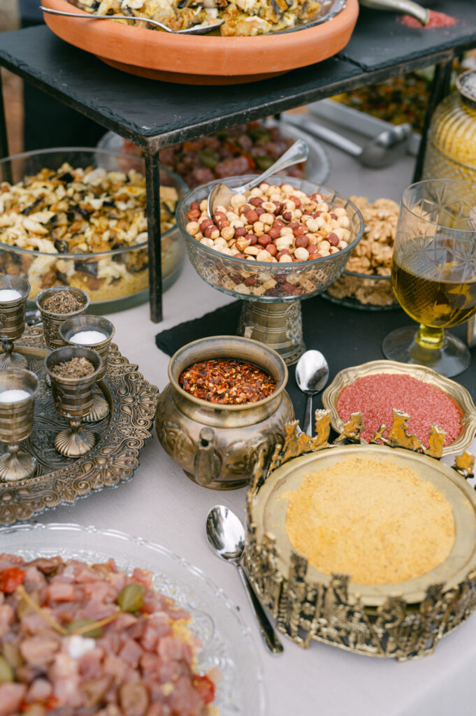dettagli di cibo marocchino il giorno del matrimonio