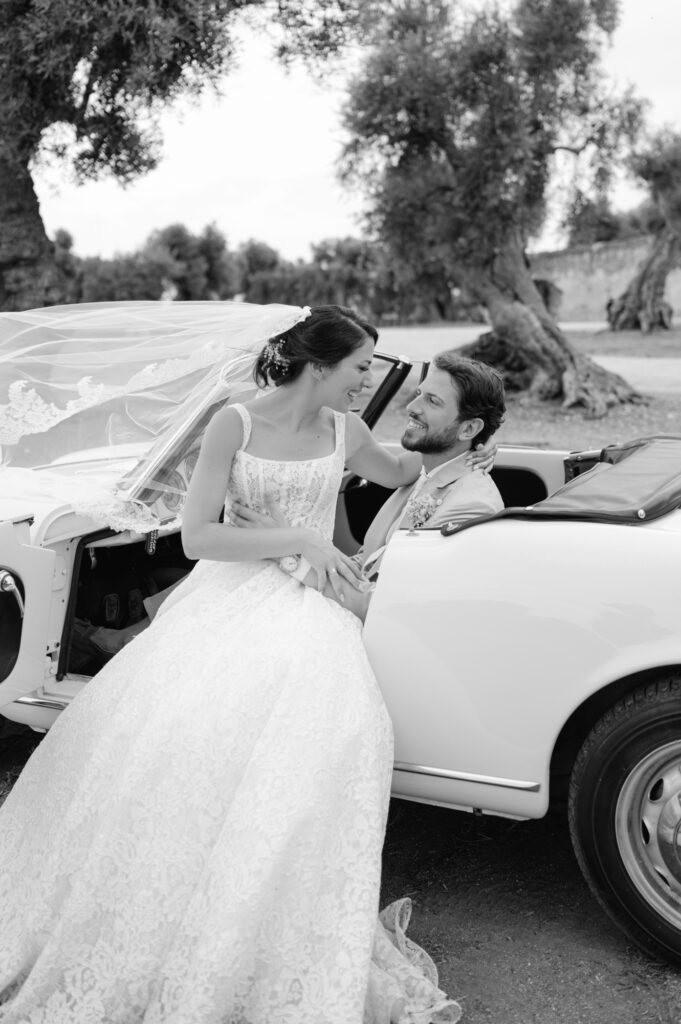 couple wedding photo shot by le velo fotografia in vintage car