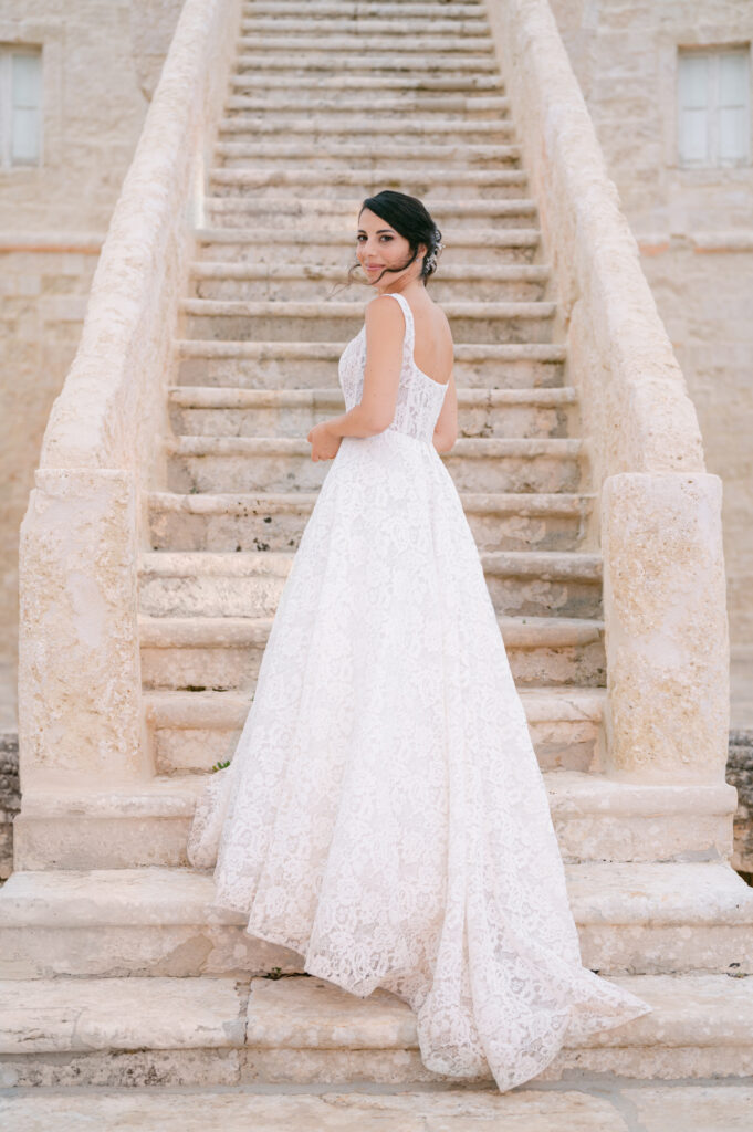 manuela vitulli in wedding dress at Pettolecchia la fortezza in Puglia by Le Vélo fotografia