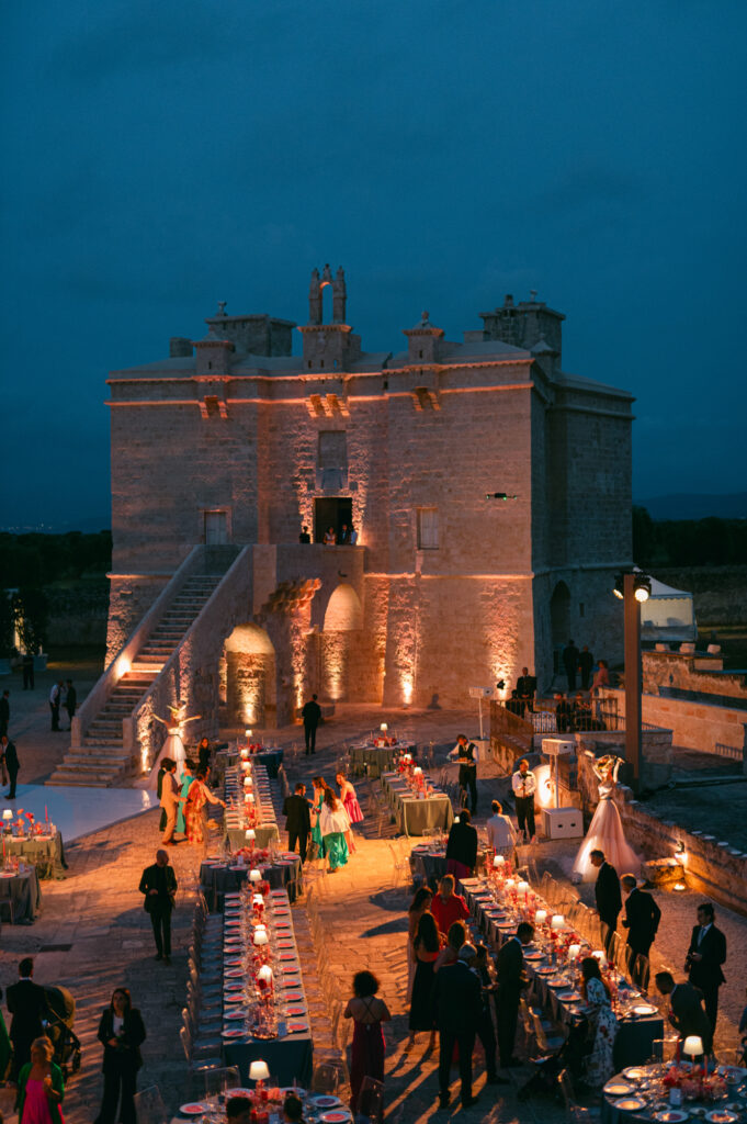 veduta del castello di pettolecchia in Puglia di sera