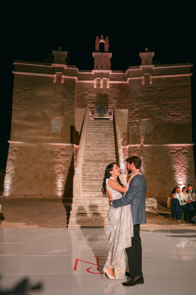 first dance at the foot of the steps. le velo fotografia