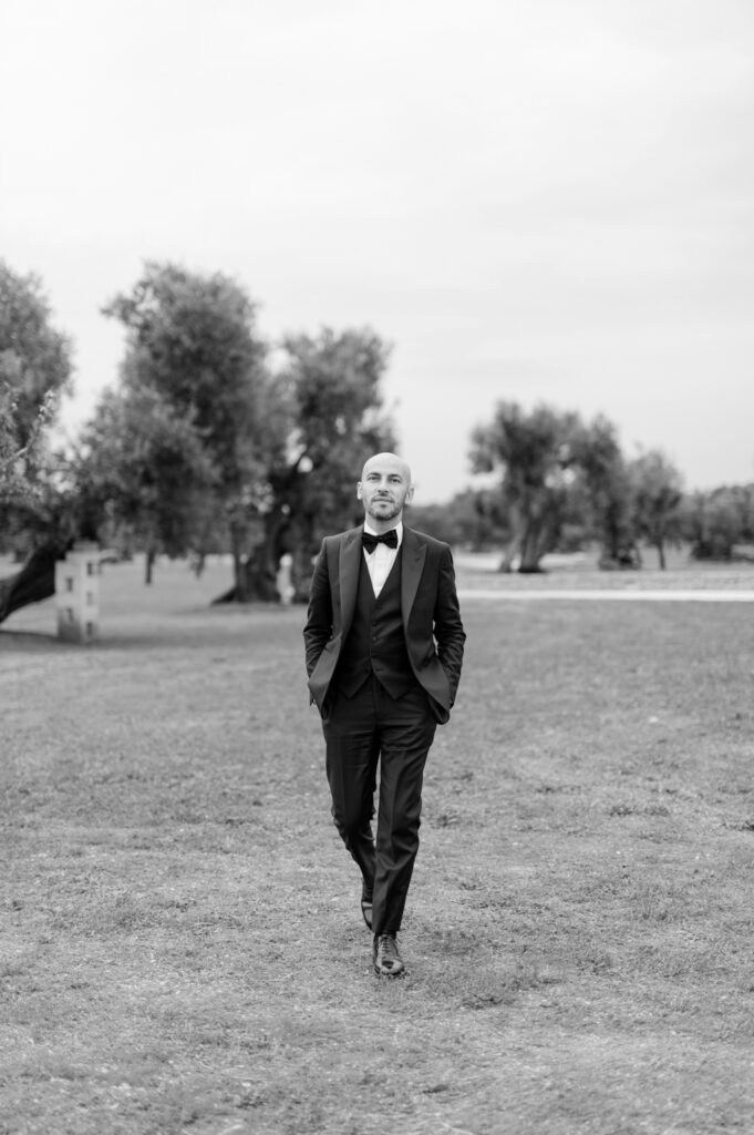 sposo in elegante abito nero prima del matrimonio