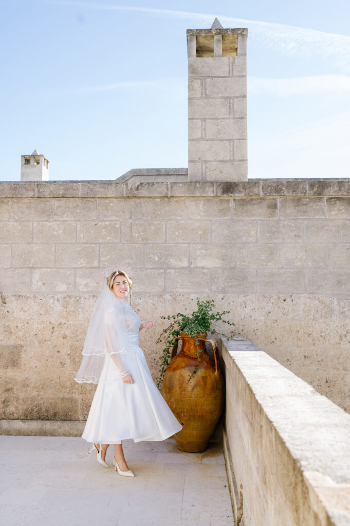 sposa con velo corto stile anni '60